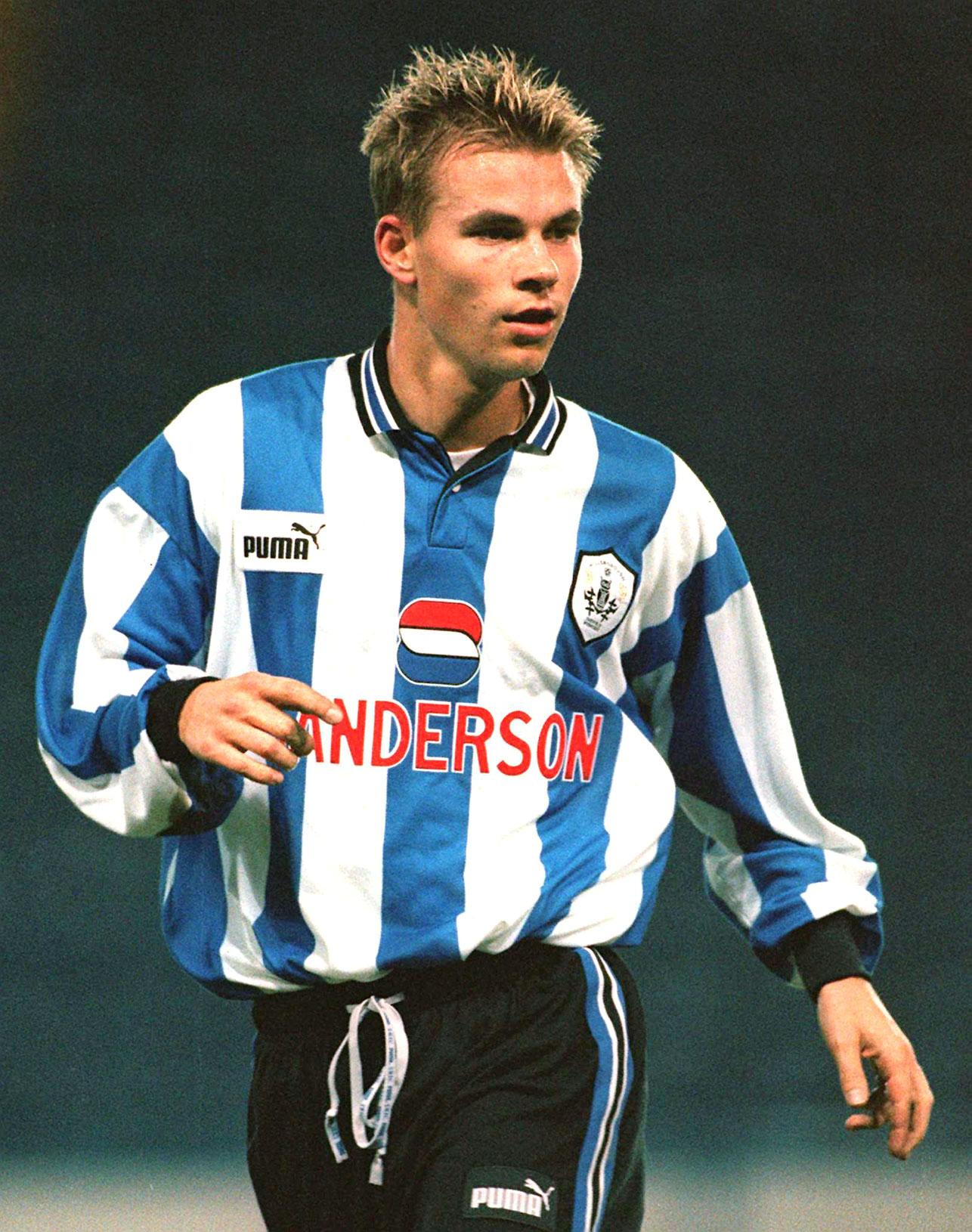 Han blev vald till fansens favorit i Sheffield Wednesday 2000.