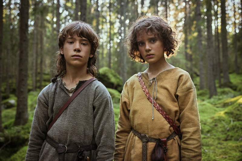 Jack Bergenholtz Henriksson spelar Birk Borkason och Kerstin Linden spelar Ronja Rövardotter i nytolkningen av Astrid Lindgrens 'Romeo och Julia'-berättelse. Pressbild.