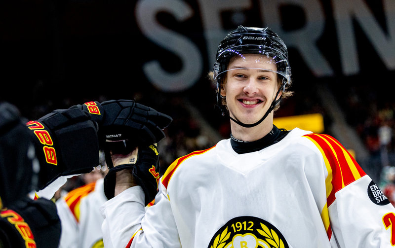 Linus Lindblom blev målskytt direkt i SHL-debuten.