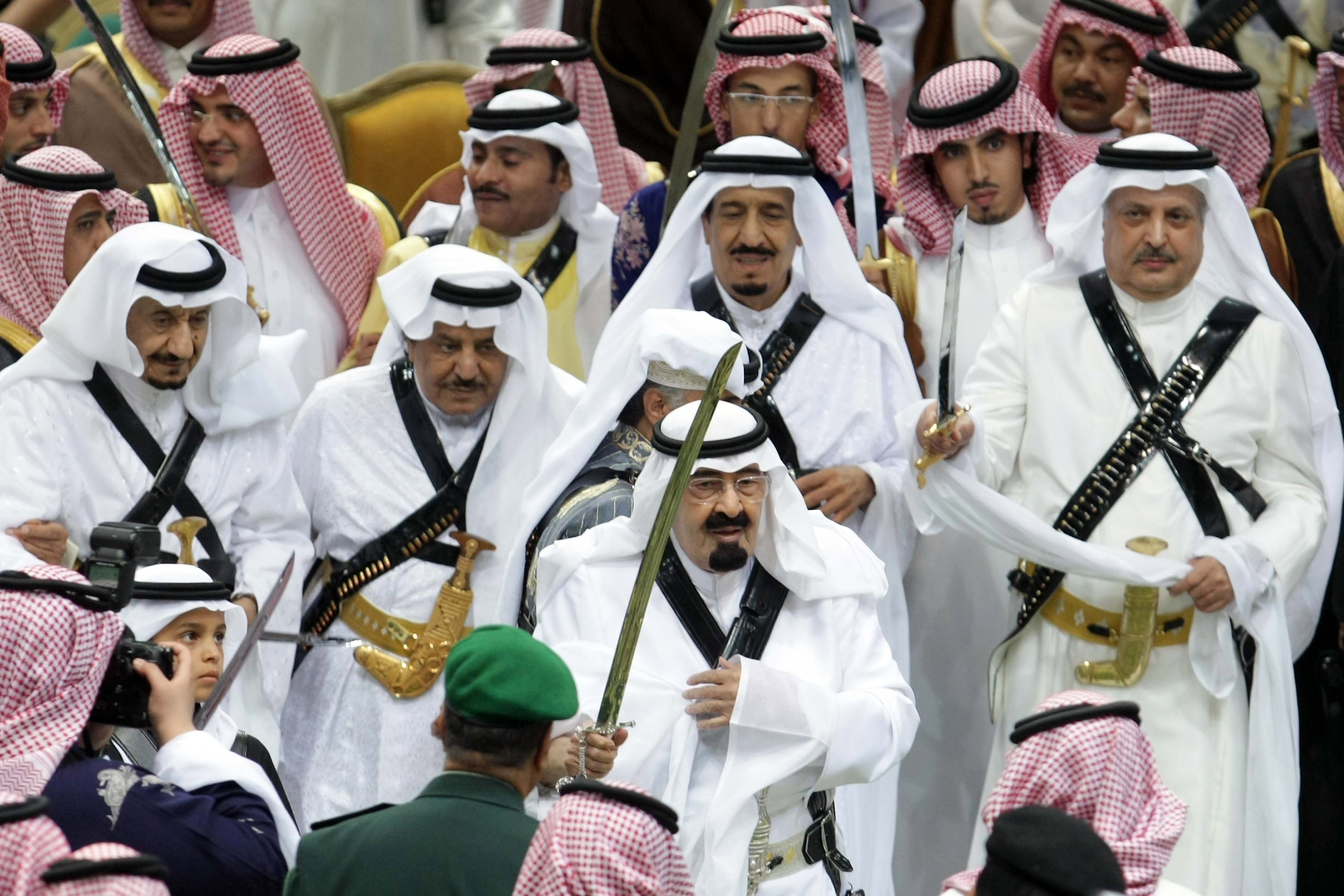 Saudiarabiens kung Abdullah och hans hov trollar med svärd.