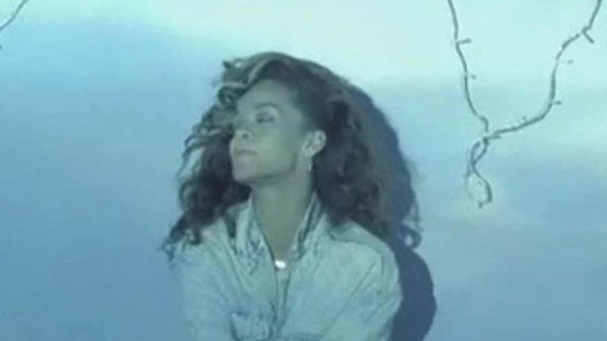 Rihanna stylad av Mel Ottenberg i videon till låten "We found love".