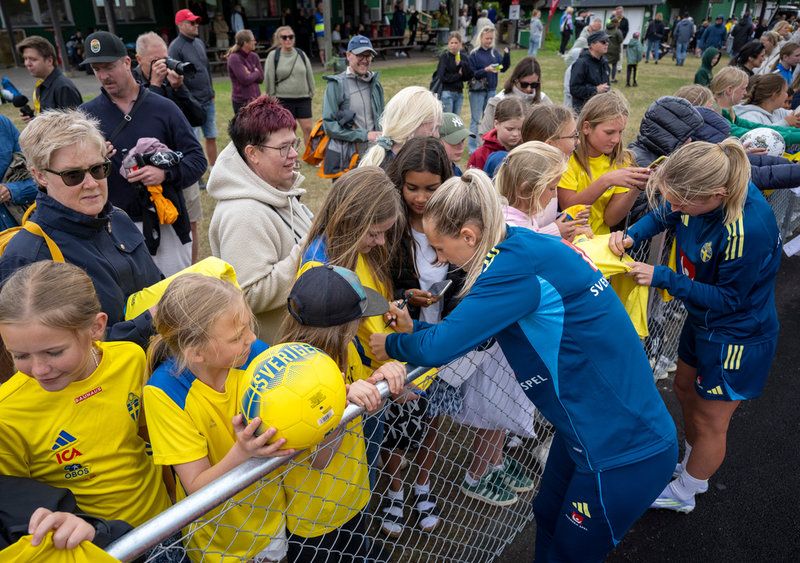 Stina Blackstenius fick skriva många autografer efter tisdagens träning med damlandslaget på Åhus IP.