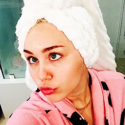 Miley Cyrus försöker imitera Gigi Hadid. Miley Cyrus försöker imitera Gigi Hadid.