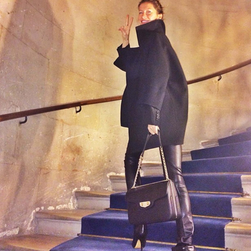 Gisele Bundchen kör läderbyxor. Gisele Bundchen kör läderbyxor.