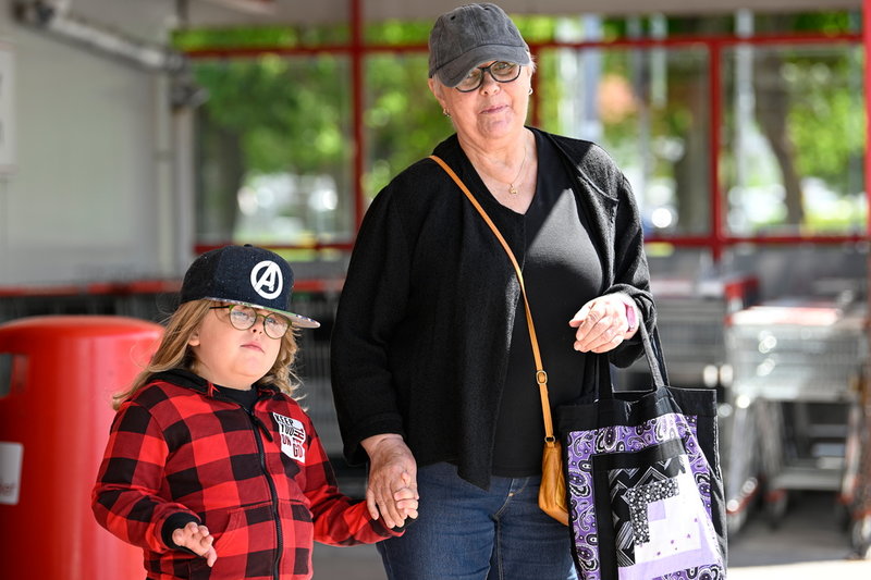 Vivianne Johansson, som handlat kattgodis och jordgubbar i sällskap av barnbarnet på sin lokala matbutik i centrala Visby, stöter ihop med TT utanför butiksentrén. Men hon vill inte prata matpriser.