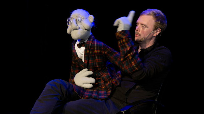 'Dockhumor 2' har premiär den 13 januari på Scalateatern i Stockholm och åker därefter på̊ Sverigeturné till ytterligare elva städer. Pressbild.