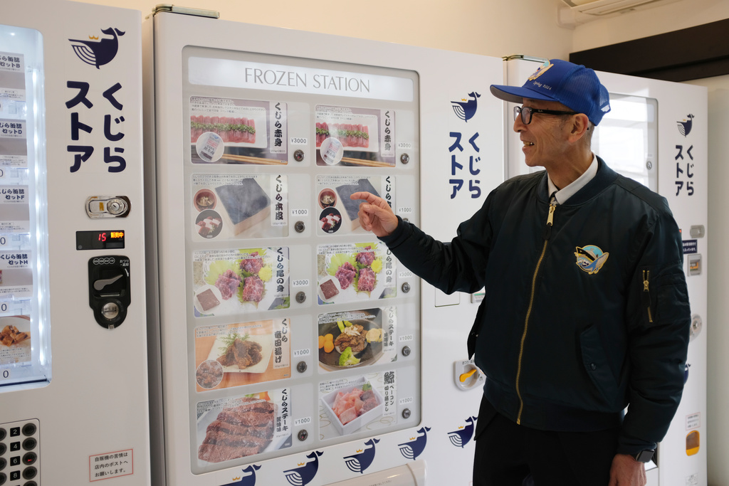 Konomu Kubo, talesperson för företaget Kyodo Senpaku, förevisar den nya försäljningsautomaten i japanska Yokohama.