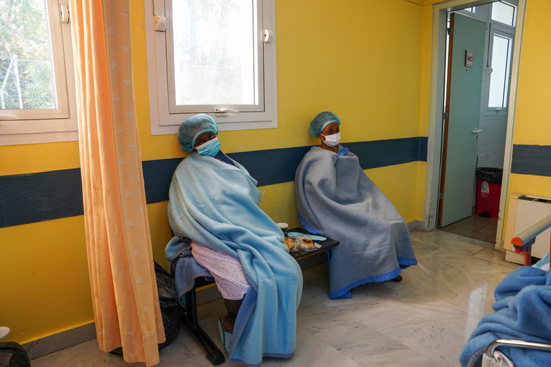 Kvinnor som räddats ur vattnet får vård på ön Lesbos.