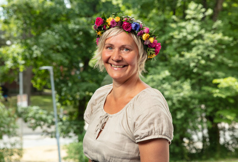 Maria Westerberg med blomkrans