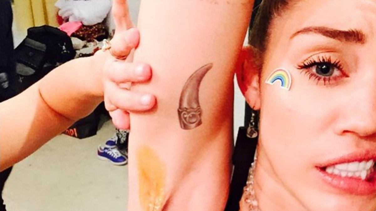 Miley både vaxar och färger håret i armhålan.