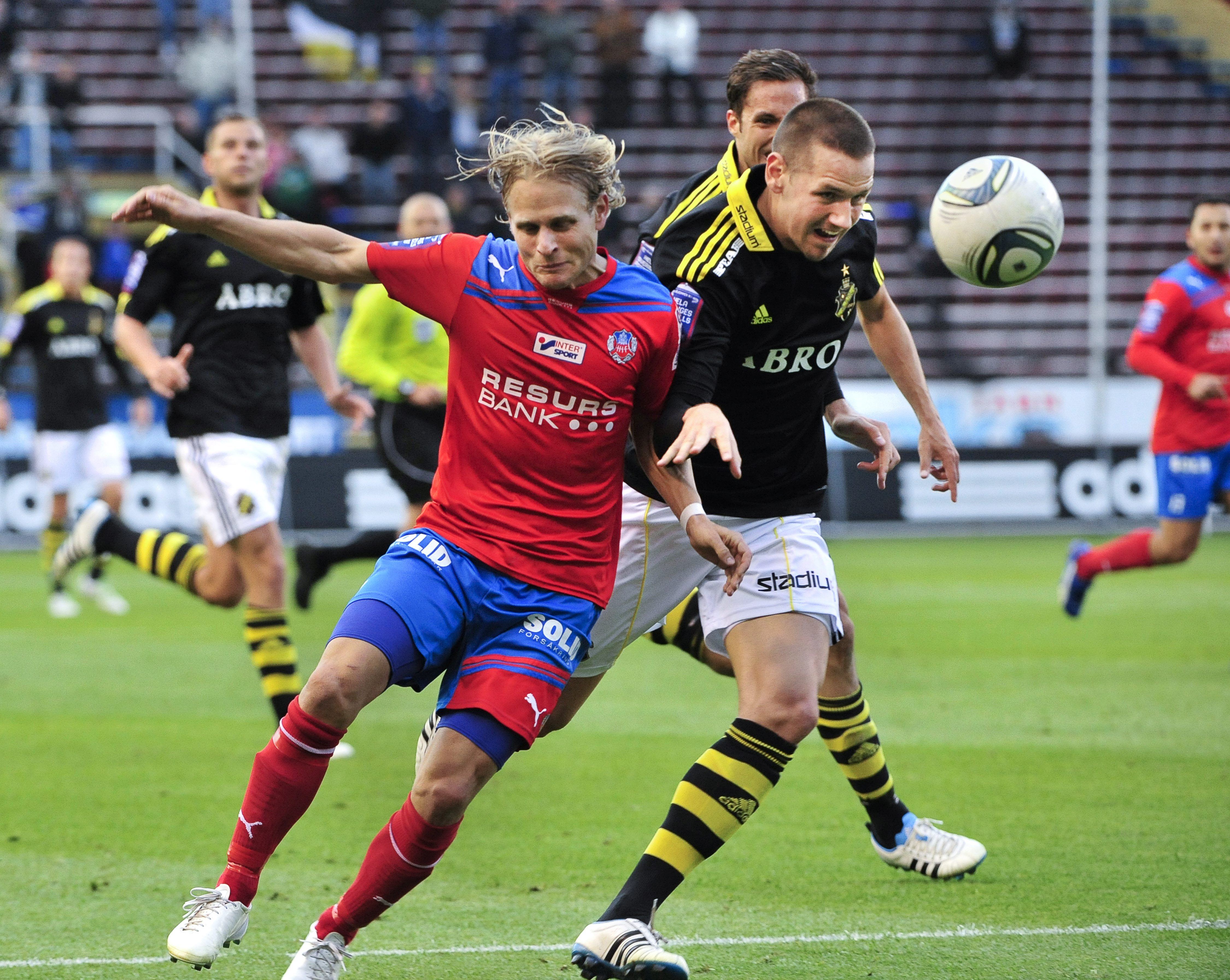 Den gamla AIK-spelaren Erik Sundin i kamp med  Alexander Milosevic .