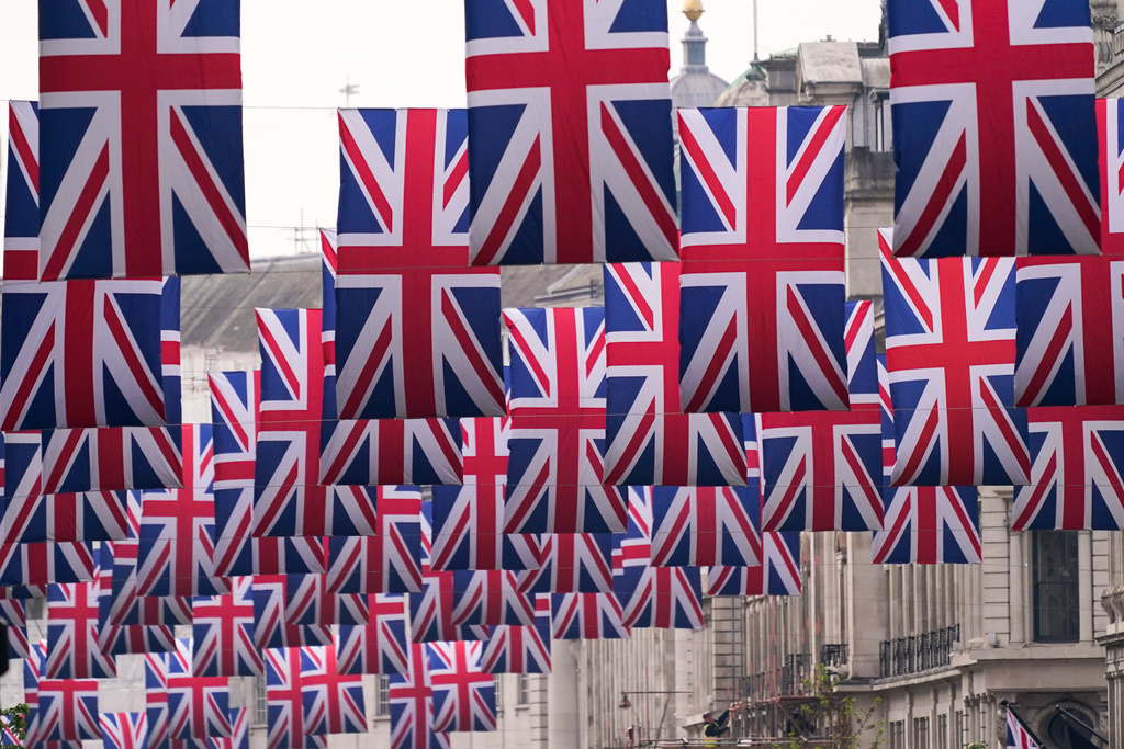 Rader av flaggor har placerats över Regent Street inför lördagens kröning av Charles III och Camilla.
