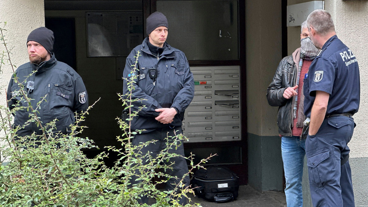 Poliser utanför flerfamiljshuset i Berlin där Daniela Klette greps i måndags kväll.