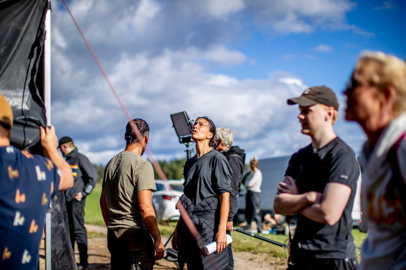 Regissören och manusförfattaren Sarah Gyllenstierna förbereder det sista inför en tagning under inspelningen.
