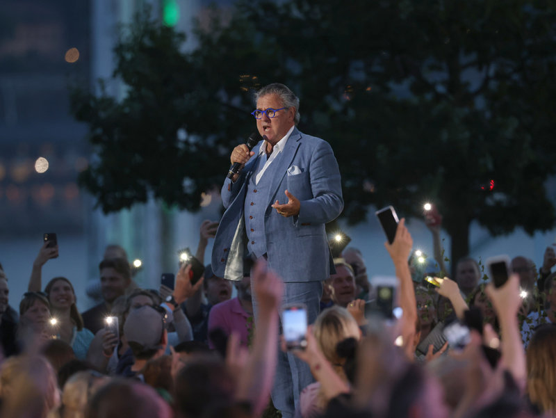 Tommy Körberg sjöng 'Stad i ljus' i 'Allsång på Skansens' säsongavslutning.