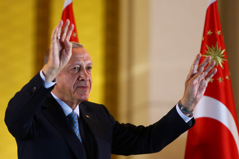 Recep Tayyip Erdogan vinkar till anhängare efter valet i söndags.