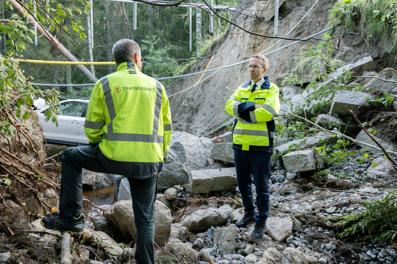 Infrastrukturminister Andreas Carlson (KD) besökte på måndagen delar av de områden som drabbades av helgens skyfall. Bland annat var han vid vid länsväg 738 där en man omkom när vägen rasade.