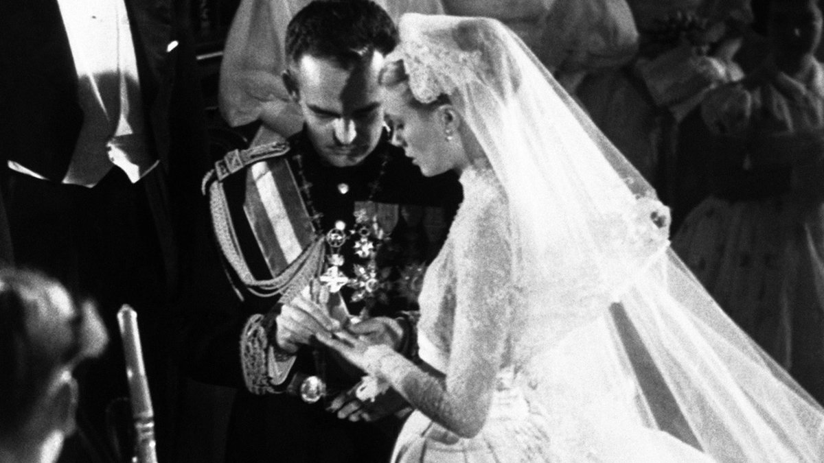 Den 19 april 1956 gifte sig Monacos prins Rainier med Hollywoodstjärnan Grace Kelly. Det är ännu okänt exakt hur mycket bröllopet kostade men enligt Daily Beast är den ungefärliga summan för hela kalaset ungefär 80 miljoner kronor. 