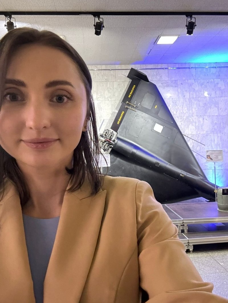 Försvarsforskaren Olena Bilousova vid Kyiv School of Economics. I bakgrunden en drönare av modellen shahed. Privat bild.