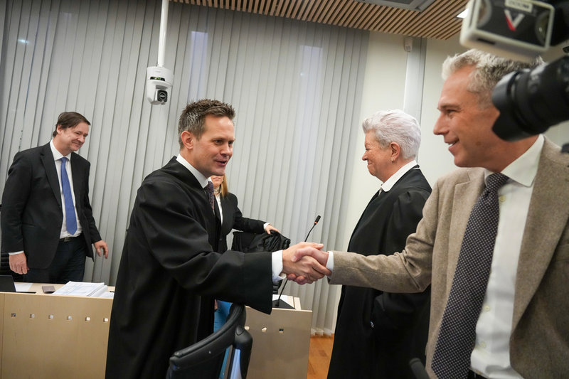 Åklagare Sturla Henriksbø hälsar på försvarets advokater Ellen Holager Andenæs och Petar Sekulic när den första rättegångsdagen inleds.