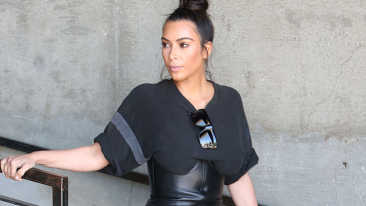 Kim Kardashian struttar runt i Hollywood. 