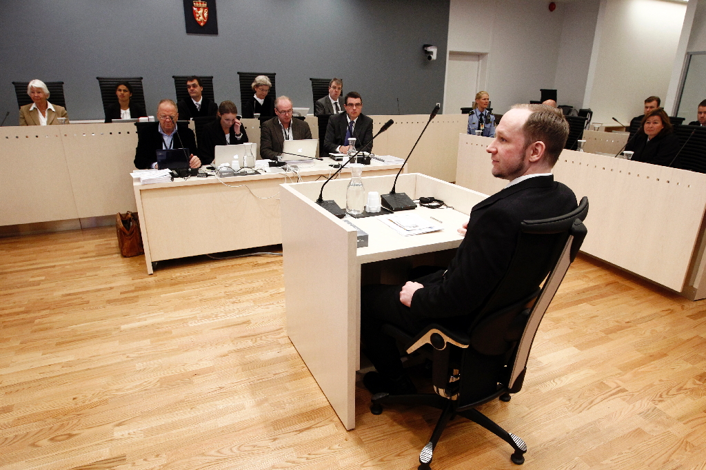 Men Breivik satt tyst i vittnesbåset och vägrade stundtals att svara på frågor.
