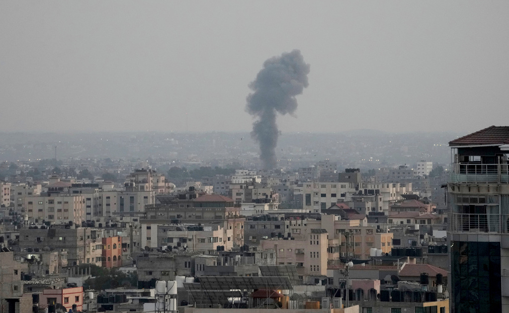 Stigande rök från en byggnad i Gaza.