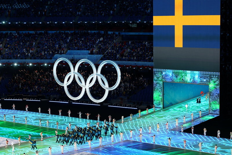 Emma Nordin och Oliwer Magnusson bar den svenska fanan under fredagens OS-invigning i Peking.