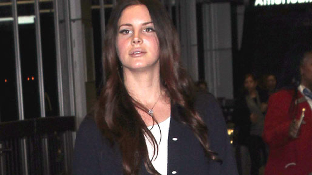 Lana Del Rey och hennes pojkvän Francesco Carrozzini på Los Angeles flygplats. 
