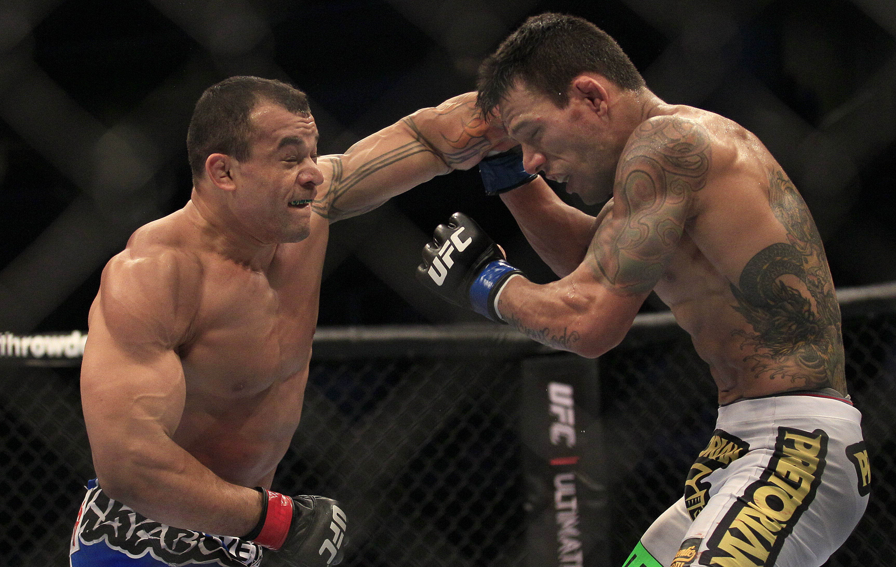 Gleison Tibau träffar Rafael Dos Anjos. Gleison Tibau träffar Rafael Dos Anjos.