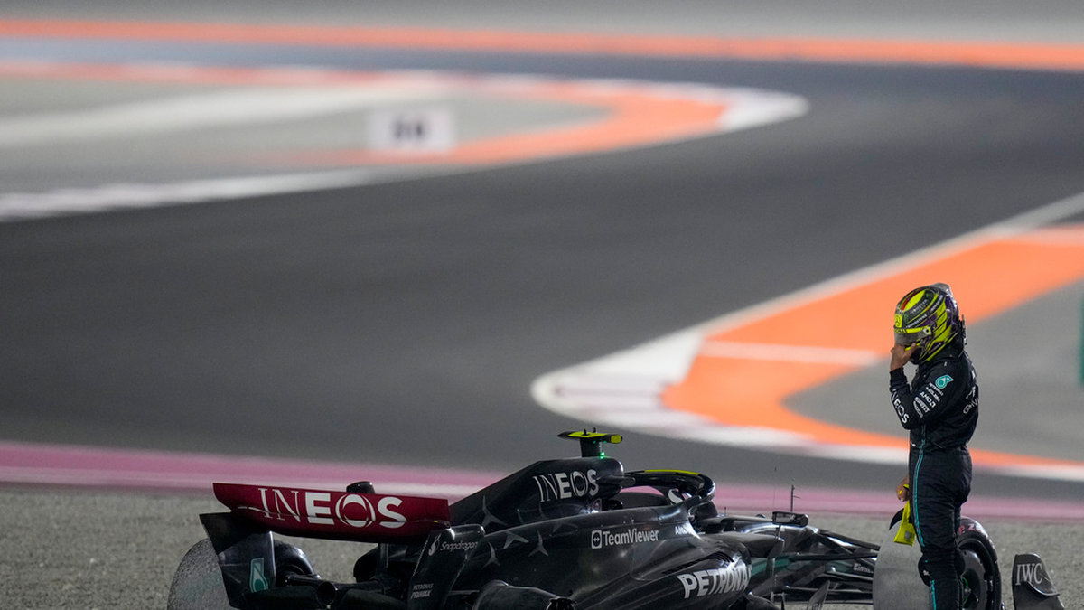 Mercedes-föraren Lewis Hamilton vid sin kraschade bil i Qatar. Arkivbild.
