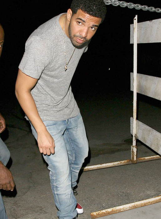 Drake lämnar en nattklubb i Kalifornien. Drake lämnar en nattklubb i Kalifornien.