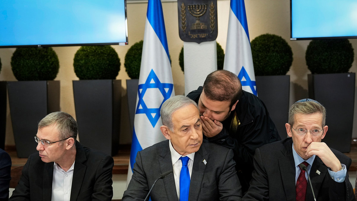 Israels premiärminister Benjamin Netanyahu (mitten) håller fast vid att inte acceptera någon form av tvåstatslösning för israeler och palestinier. Arkivbild.
