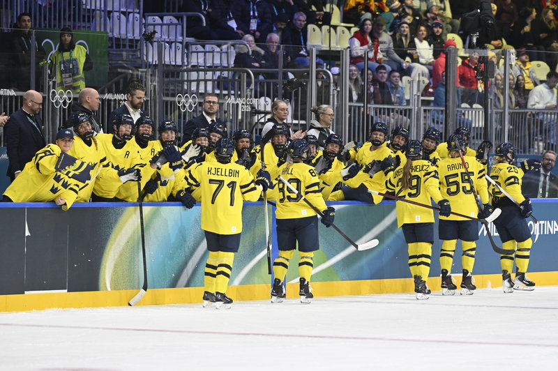 Sveriges Lina Ljungblom (25) jublar med lagkamraterna efter att ha kvitterat till 1-1 under OS-premiären. Foto: Jessica Gow/TT