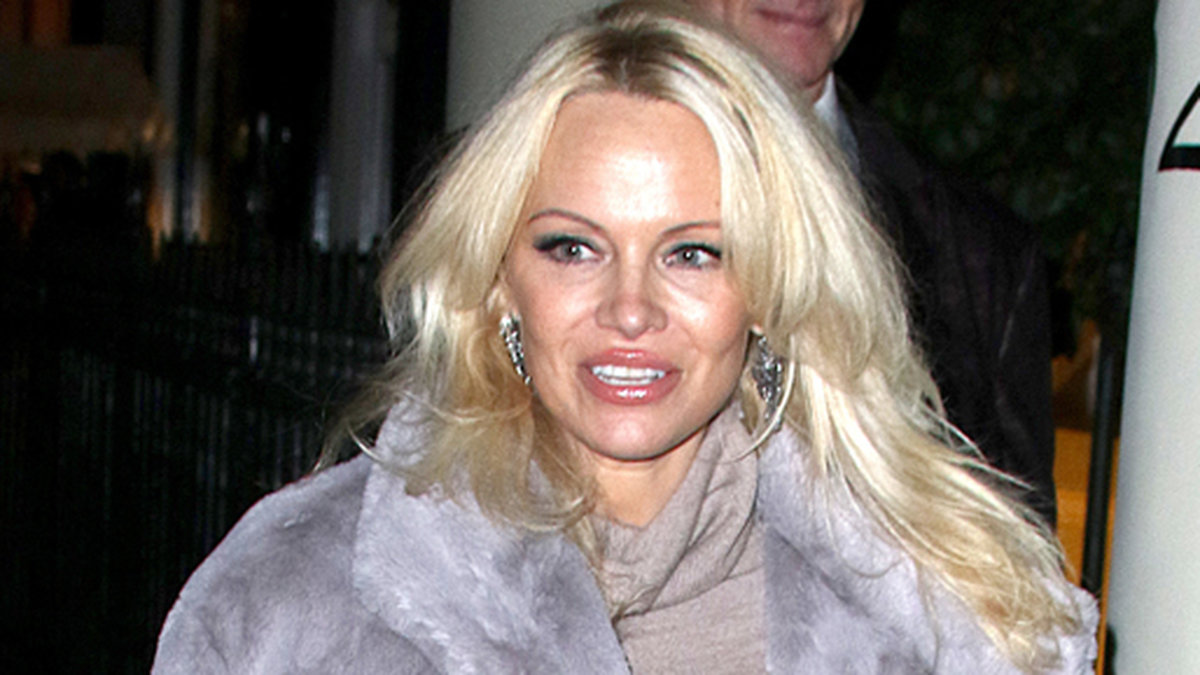 Pamela Anderson bär tydligen sexiga outfits vid sina besök hos Julian. 