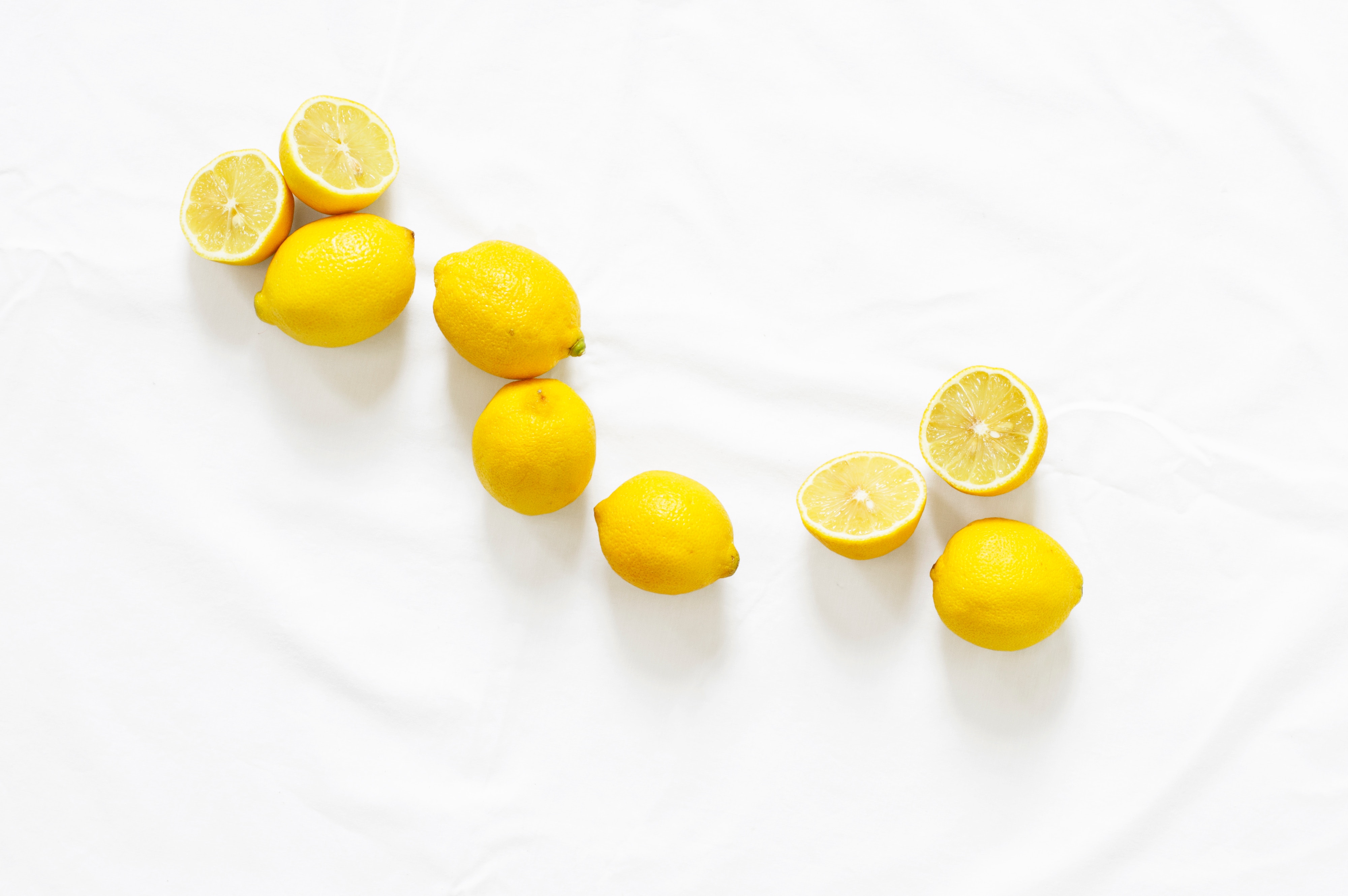 Använd citron för att få bort dålig lukt från dina händer. Använd citron för att få bort dålig lukt från dina händer.
