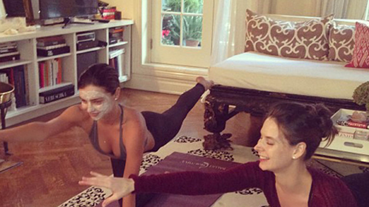 Miranda Kerr gjorde yoga och hade ansiktsmask samtidigt. 