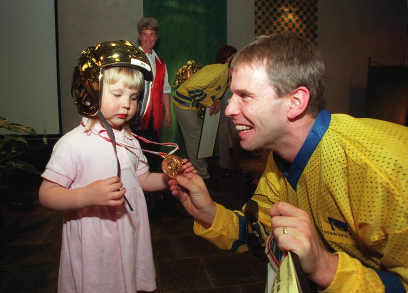 Ulf Dahlen med dottern Johanna, 3 år, efter Tre Kronor vann VM-guld 1998. Foto: Jonas Ekströmer/TT