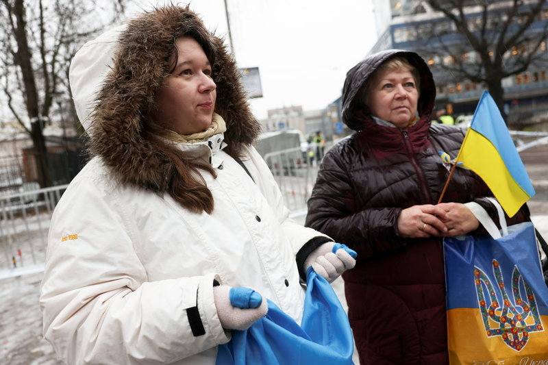 Petra Holda med sin mamma protesterar utanför Rysslands ambassad i Stockholm.