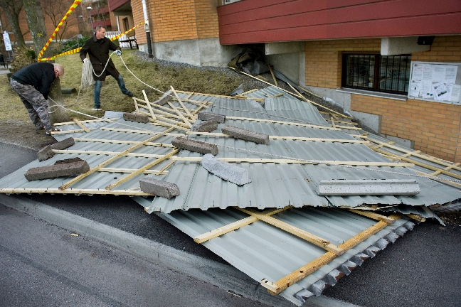 Taket på en garagelänga vid Skogalundsklippan i Nacka. Taket på en garagelänga vid Skogalundsklippan i Nacka.