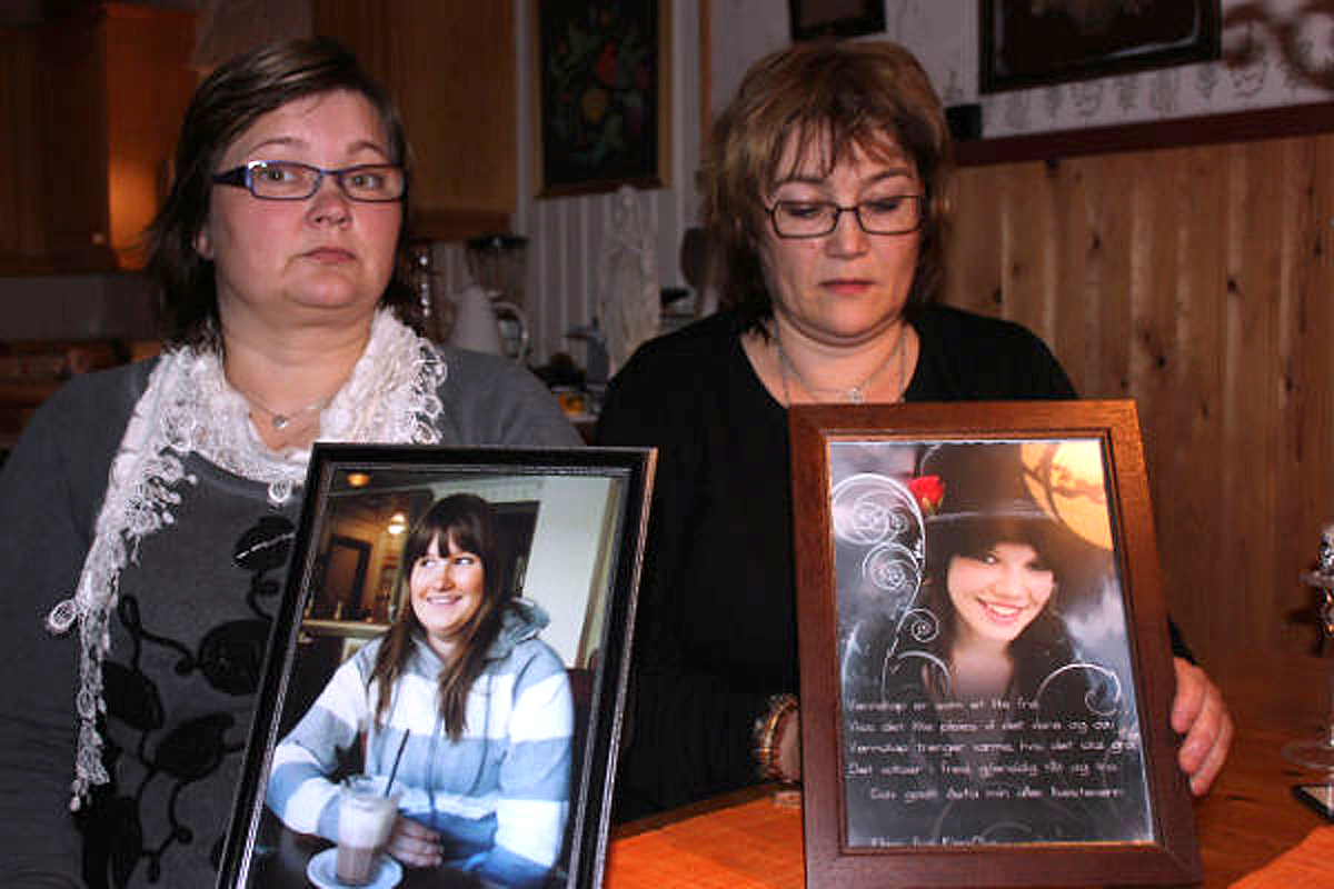 Mammor med bilder på sina dödade döttrar Tina Iversen Sukuvara, 18, och Åsta Sofie Helland Dahl,16. Mammor med bilder på sina dödade döttrar Tina Iversen Sukuvara, 18, och Åsta Sofie Helland Dahl,16.