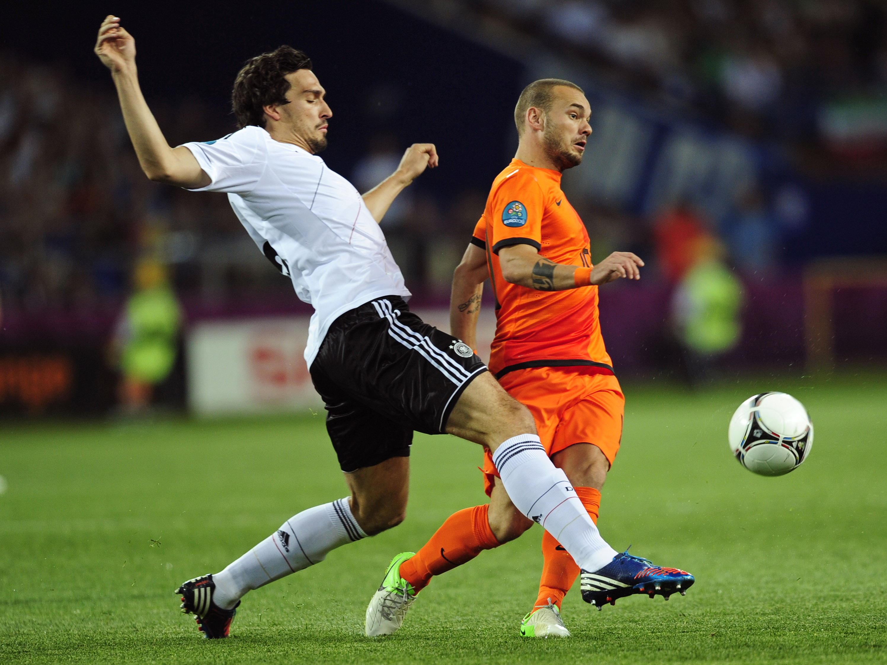 Wesley Sneijder jagas av Tysklands Mats Hummels.