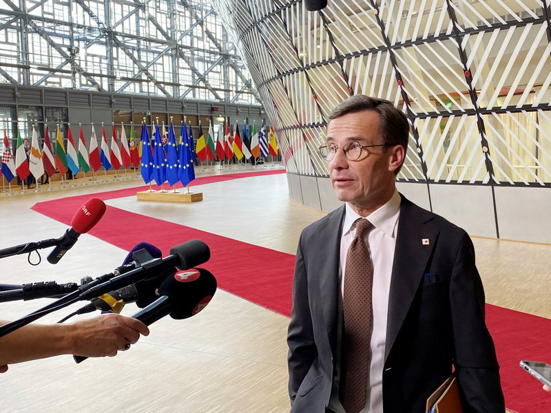 Statsminister Ulf Kristersson (M) möter svensk press på väg in till EU-toppmötet i Bryssel.