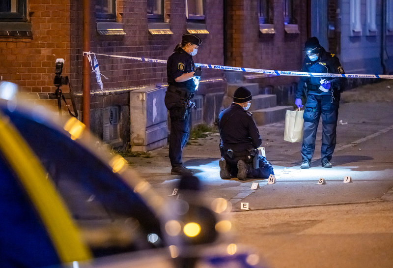 Polisens kriminaltekniker på plats i Eslöv efter mordförsöken den 15 april förra året, sm 21-åringen också döms för.
