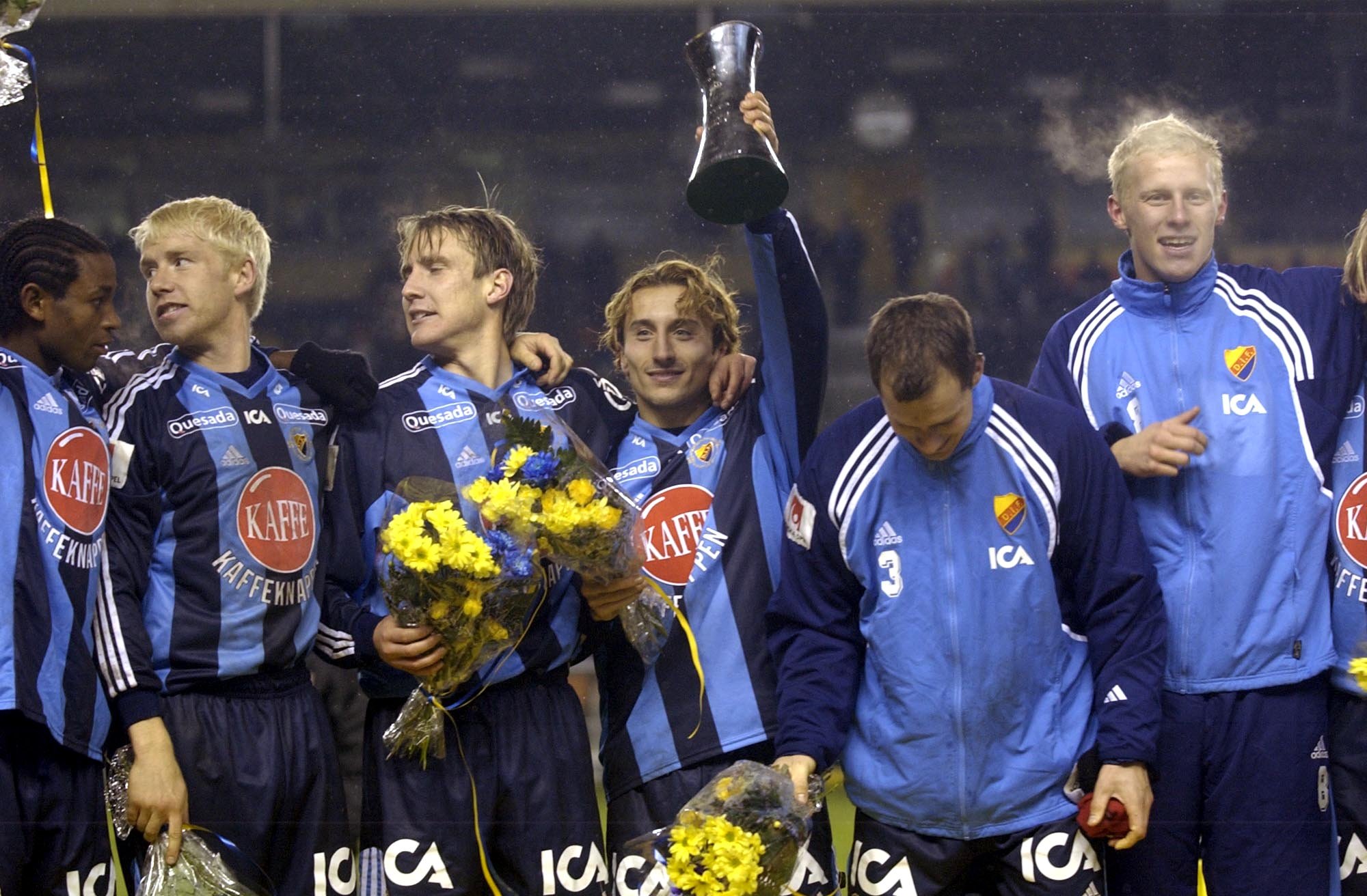 2002: Djurgården firar svenskt cupguld efter seger 1–0-seger mot AIK. 2002: Djurgården firar svenskt cupguld efter seger 1–0-seger mot AIK.