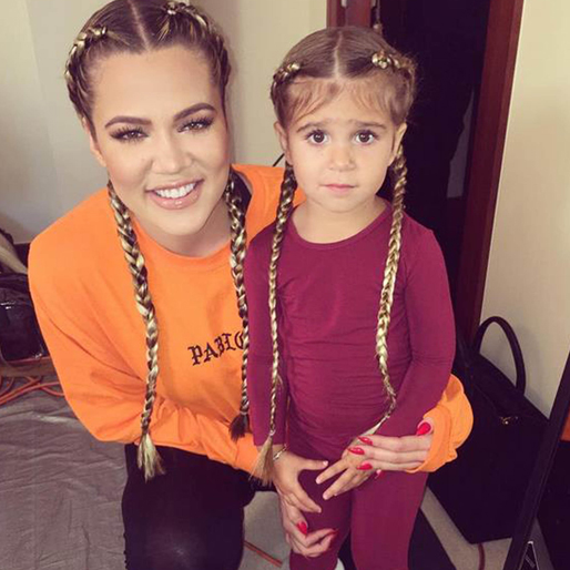 Khloe Kardashian och Penelope Disick har matchande flätor. Khloe Kardashian och Penelope Disick har matchande flätor.