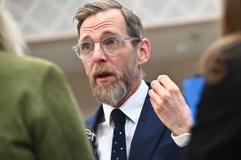 Socialminister Jakob Forssmed (KD) på torsdagens pressträff. 