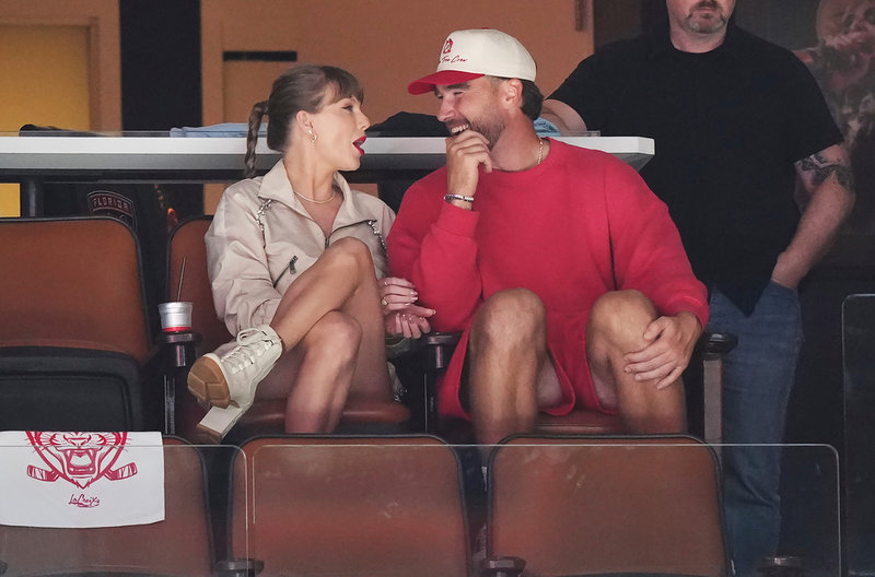 NFL-stjärnan Travis Kelce tillsammans med sin fästmö, popstjärnan Taylor Swift. Arkivbild.