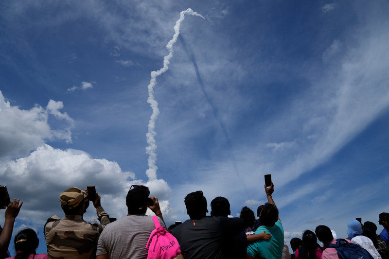 Indier följer den indiska rymdfarkosten Chandrayaan 3, vid uppskjutningen från rymdcentret Satish Dhawan i Sriharikota den 14 juli.
