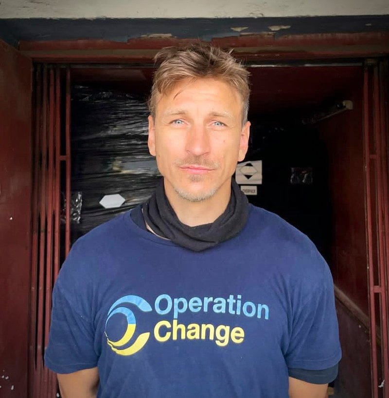 Ludvig Ramestam på den ideella organisationen Operation Change. Totalt har Operation Change bidragit med 3 422 brandsläckare, från februari 2022 till juni 2025.